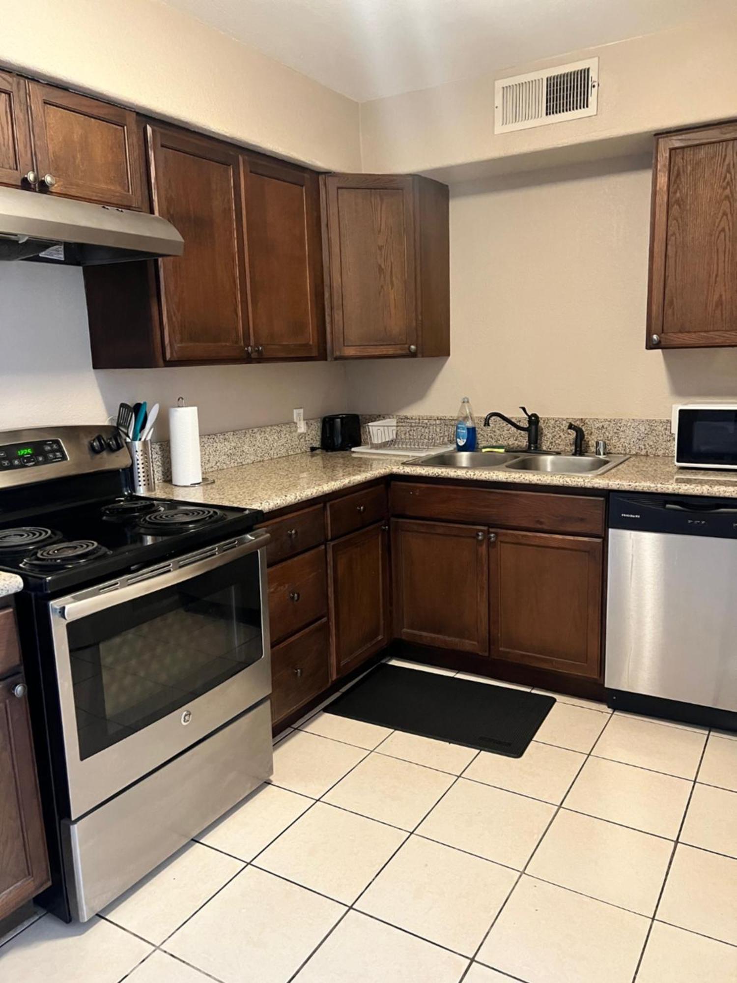 Serene 2Bed 1Bath Condo With Parking Fresno Exterior photo
